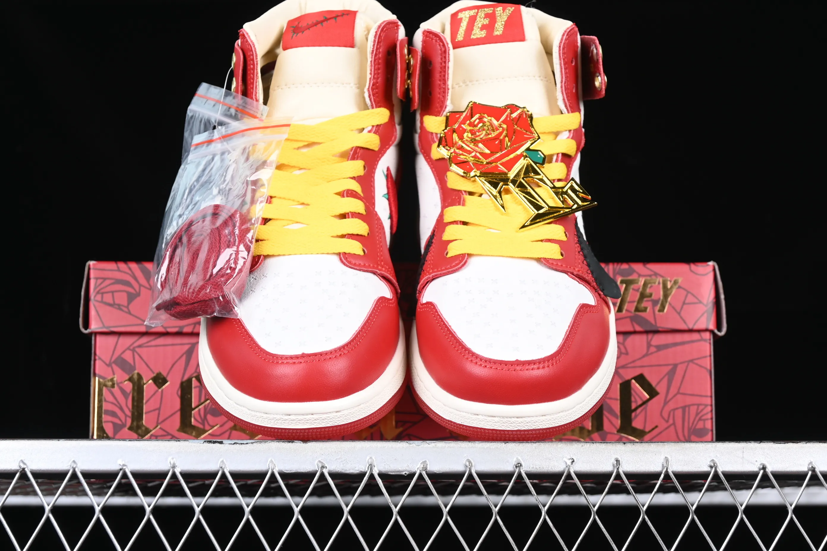 All categories Air Jordan Jordan series basketball shoes Air Jordan 1 High Teyana Taylor x Air Jordan 1 Retro High AJ1 Joe 1 Thorn Rose Joint high-top basketball shoes FJ0604-601